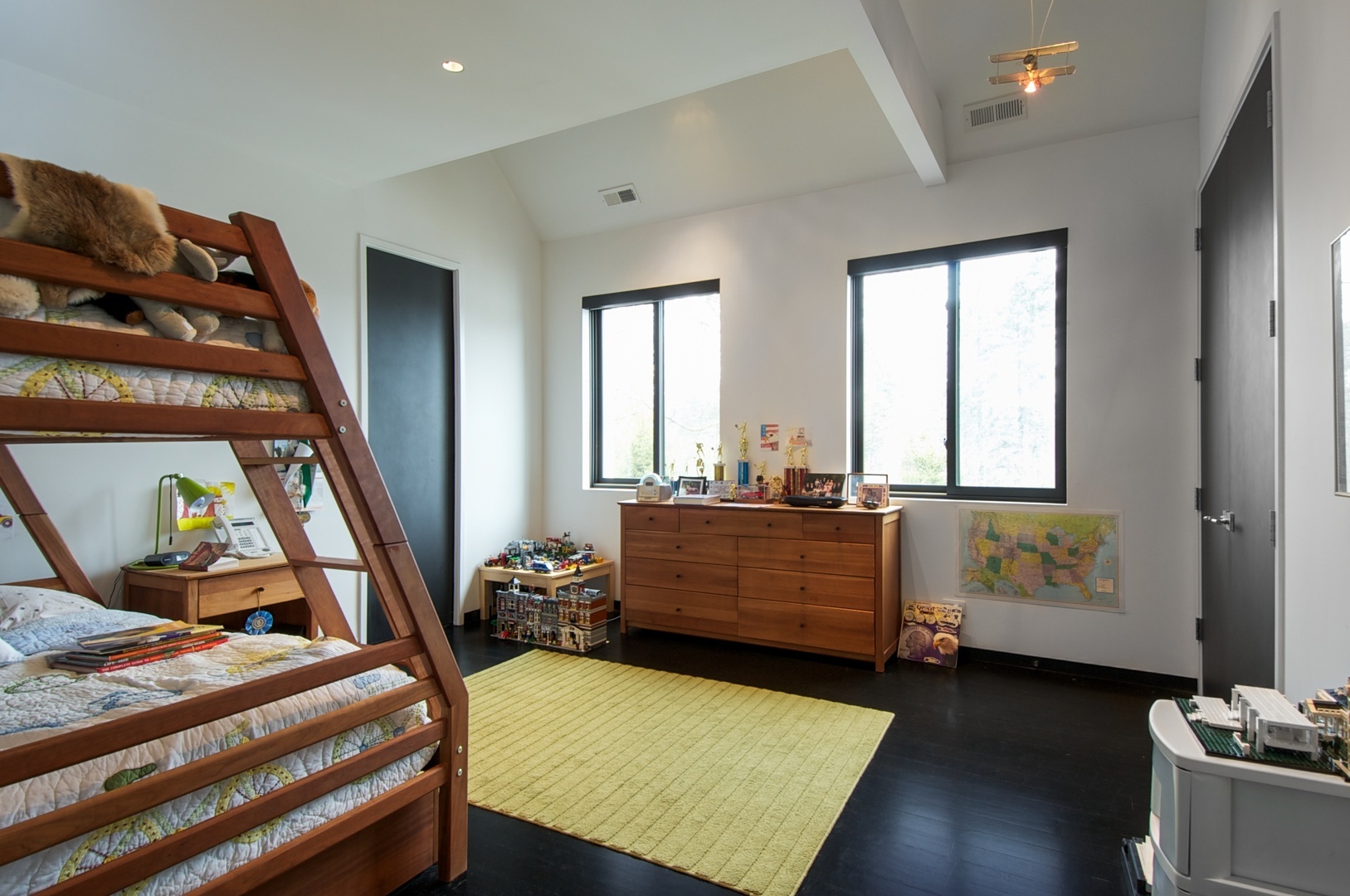 435 Thorne Lane Lake Forest, IL 60045 - Photo 25 of 42 a room with furniture and window