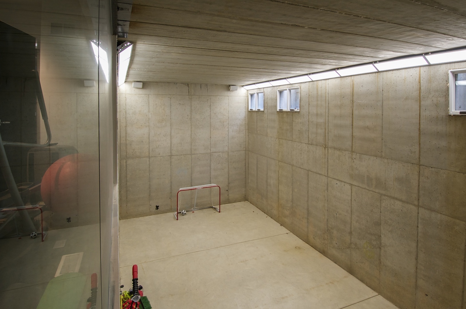 435 Thorne Lane Lake Forest, IL 60045 - Photo 29 of 42 a bathroom with a shower and a toilet