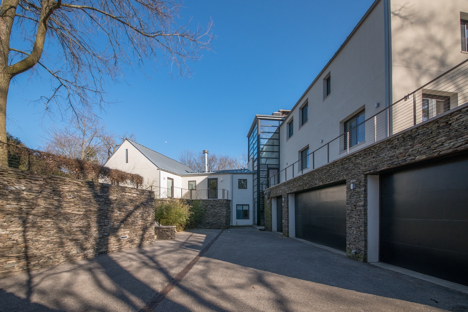 435 Thorne Lane Lake Forest, IL 60045 - Photo 33 of 42 a view of a house with a street