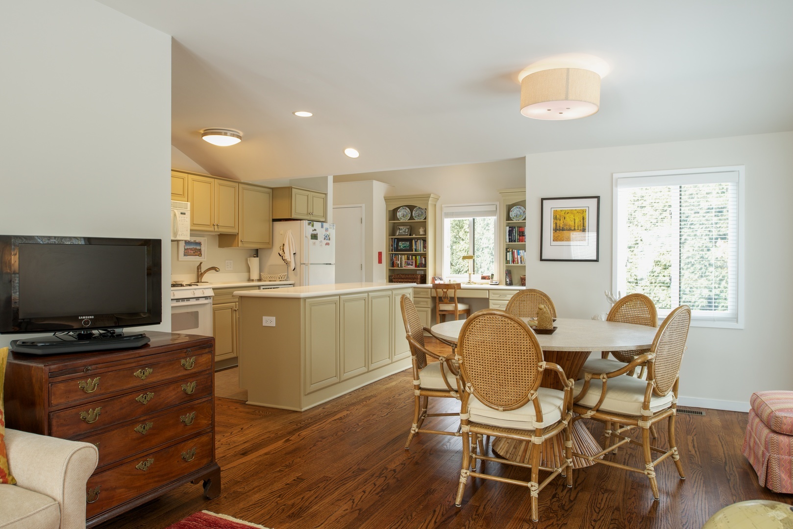 435 Thorne Lane Lake Forest, IL 60045 - Photo 39 of 42 a living room with furniture and a flat screen tv