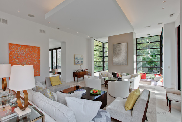 435 Thorne Lane Lake Forest, IL 60045 - Photo 5 of 42 a living room with furniture and a window