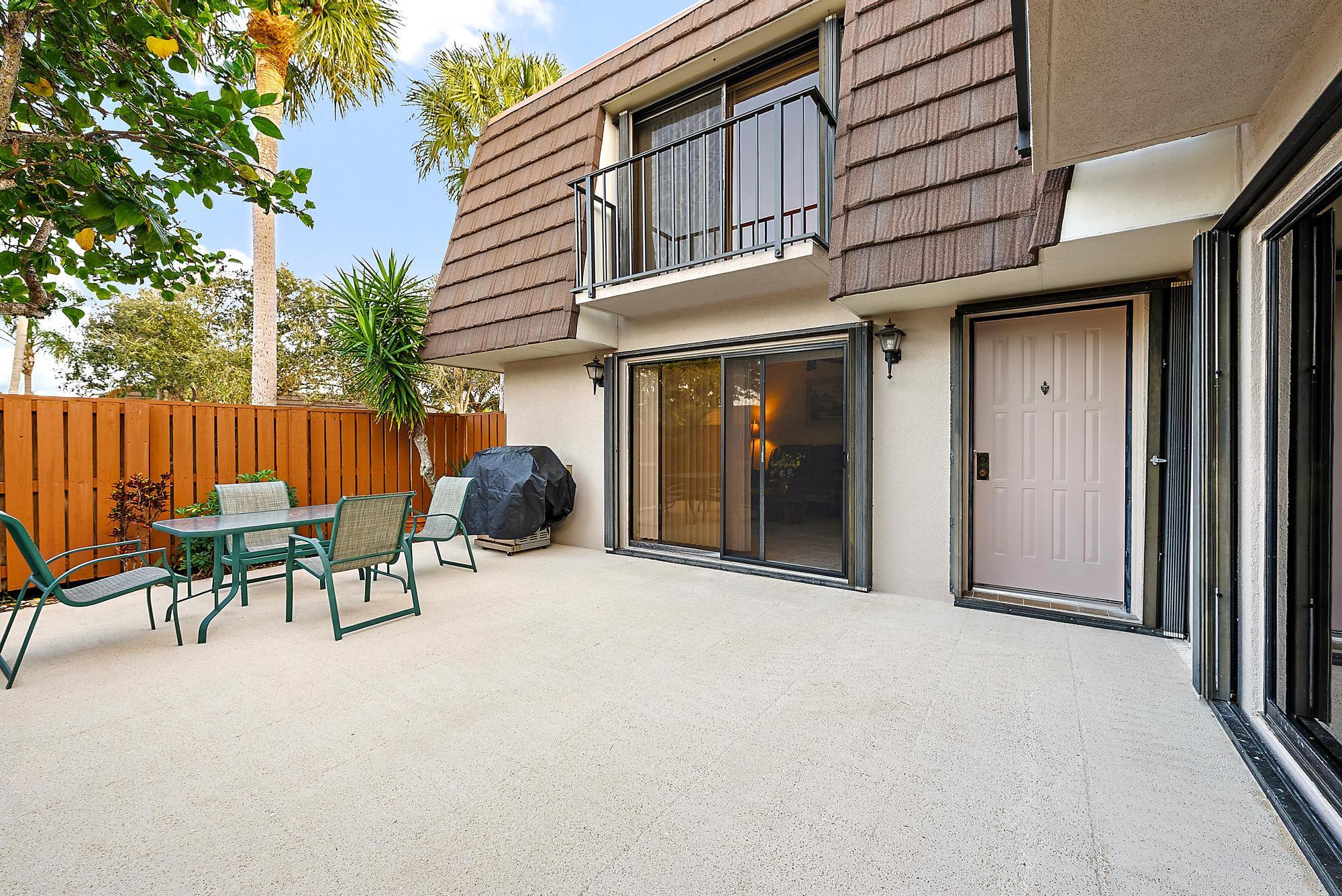 1622 16th Court Jupiter, FL 33477 - Photo 23 of 43 Private Courtyard