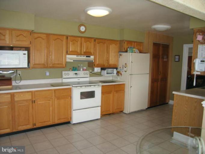 186 Brooke Road Fredericksburg, VA 22405 - Photo 3 of 16 Large Eat-In Kitchen