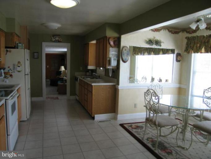 186 Brooke Road Fredericksburg, VA 22405 - Photo 4 of 16 Breakfast Nook in Kitchen