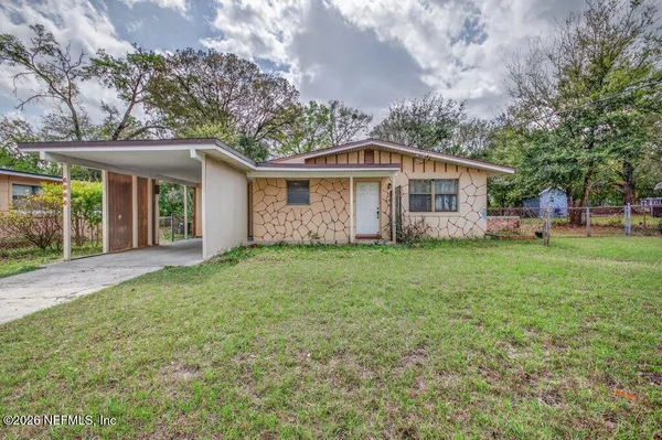 a view of a house with yard and tree s