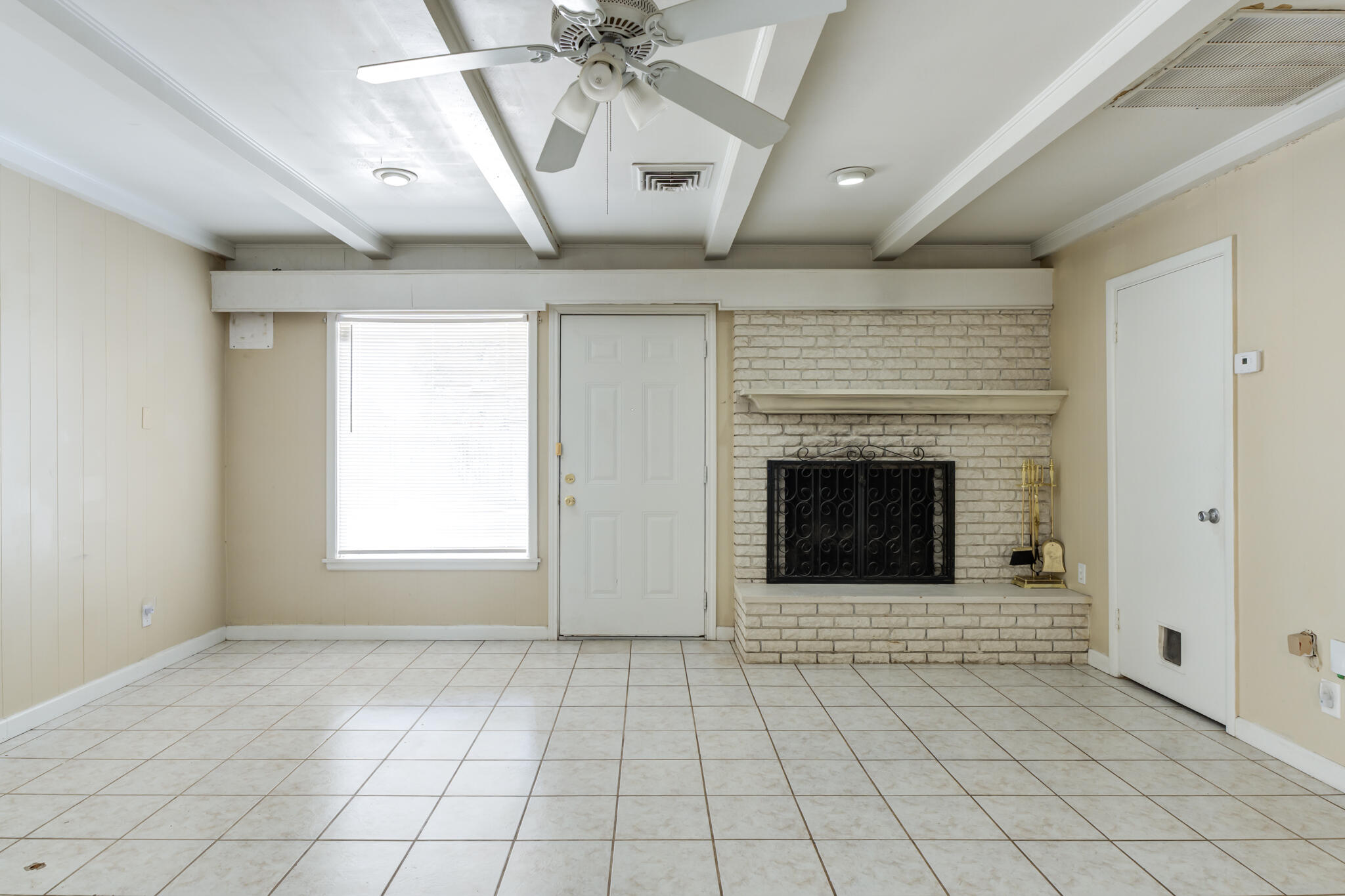 2420 39th Street Lubbock, TX 79412 - Photo 21 of 39 an empty room with windows