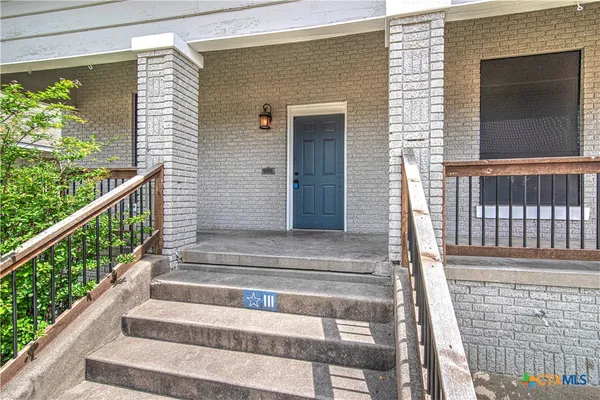 a view of entryway with a front door