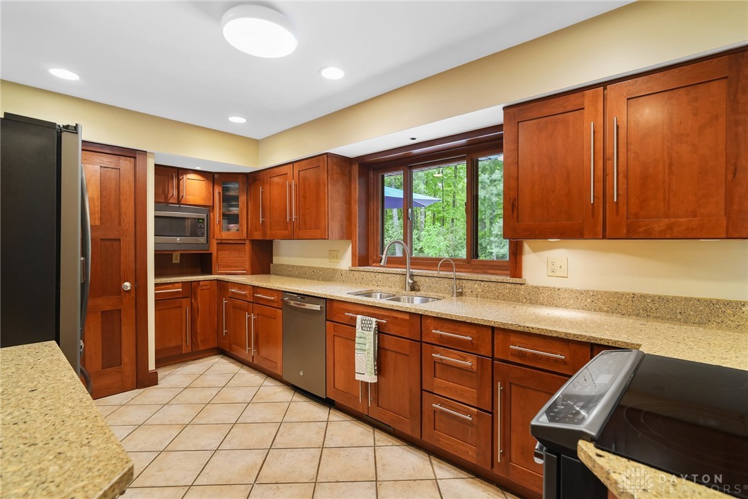 9161 Clyo Road Dayton, OH 45458 - Photo 18 of 82 Gallery Image 18