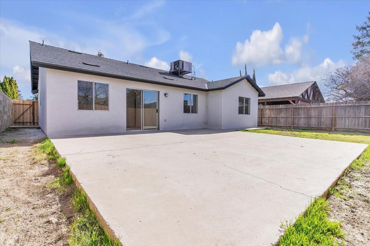 191 Orit Avenue Parlier, CA 93648 - Photo 23 of 25 a front view of a house with a yard