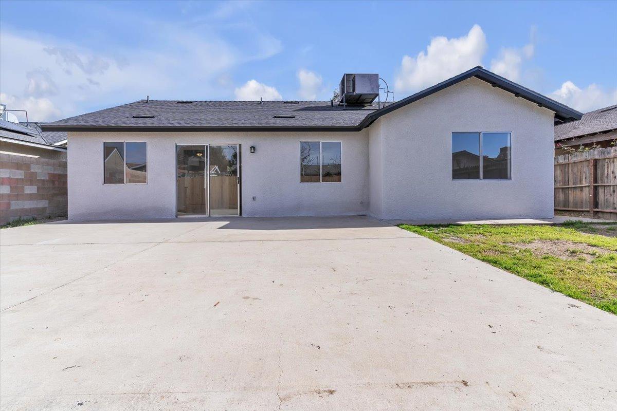 191 Orit Avenue Parlier, CA 93648 - Photo 24 of 25 a front view of a house with a yard