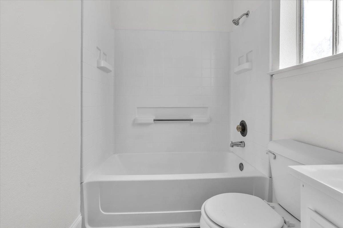 191 Orit Avenue Parlier, CA 93648 - Photo 8 of 25 a bathroom with a toilet and a bathtub