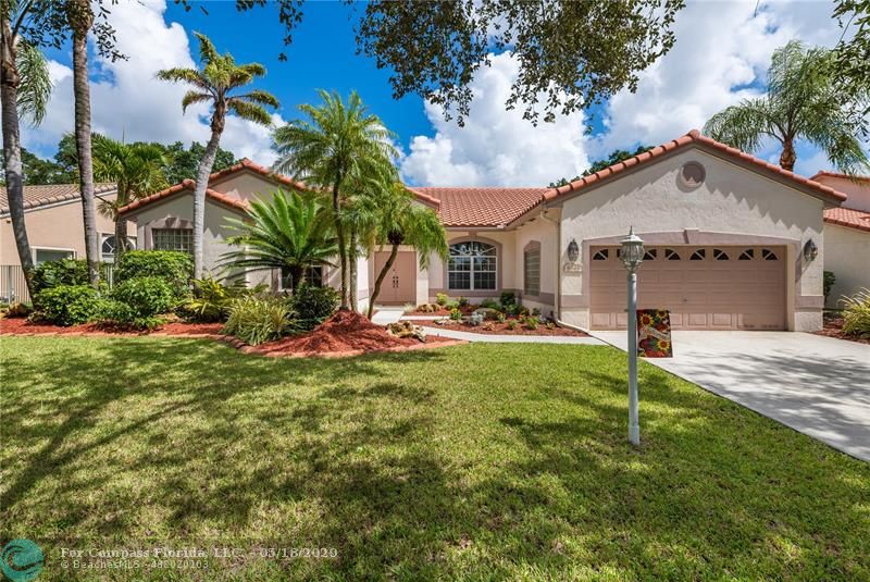 4045 Augusta Avenue in Embassy Lakes