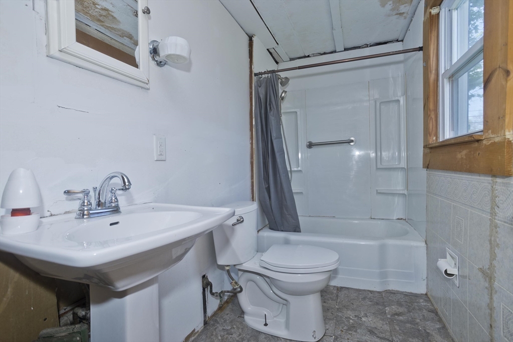 135 Lucerne Road Springfield, MA 01119 - Photo 14 of 40