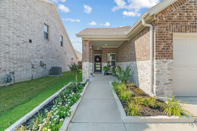 a view of a pathway with a house