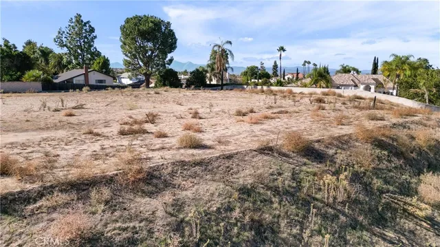 a view of a dry yard with a house