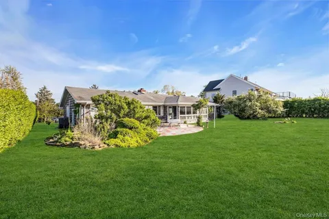 a view of a yard with a house in back