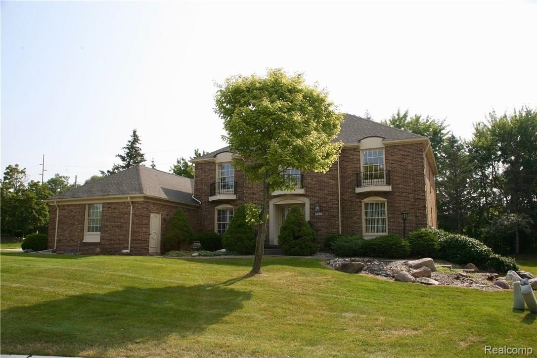611 Deerfield Court Rochester, MI 48309 - Photo 1 of 16 1 Front.jpg