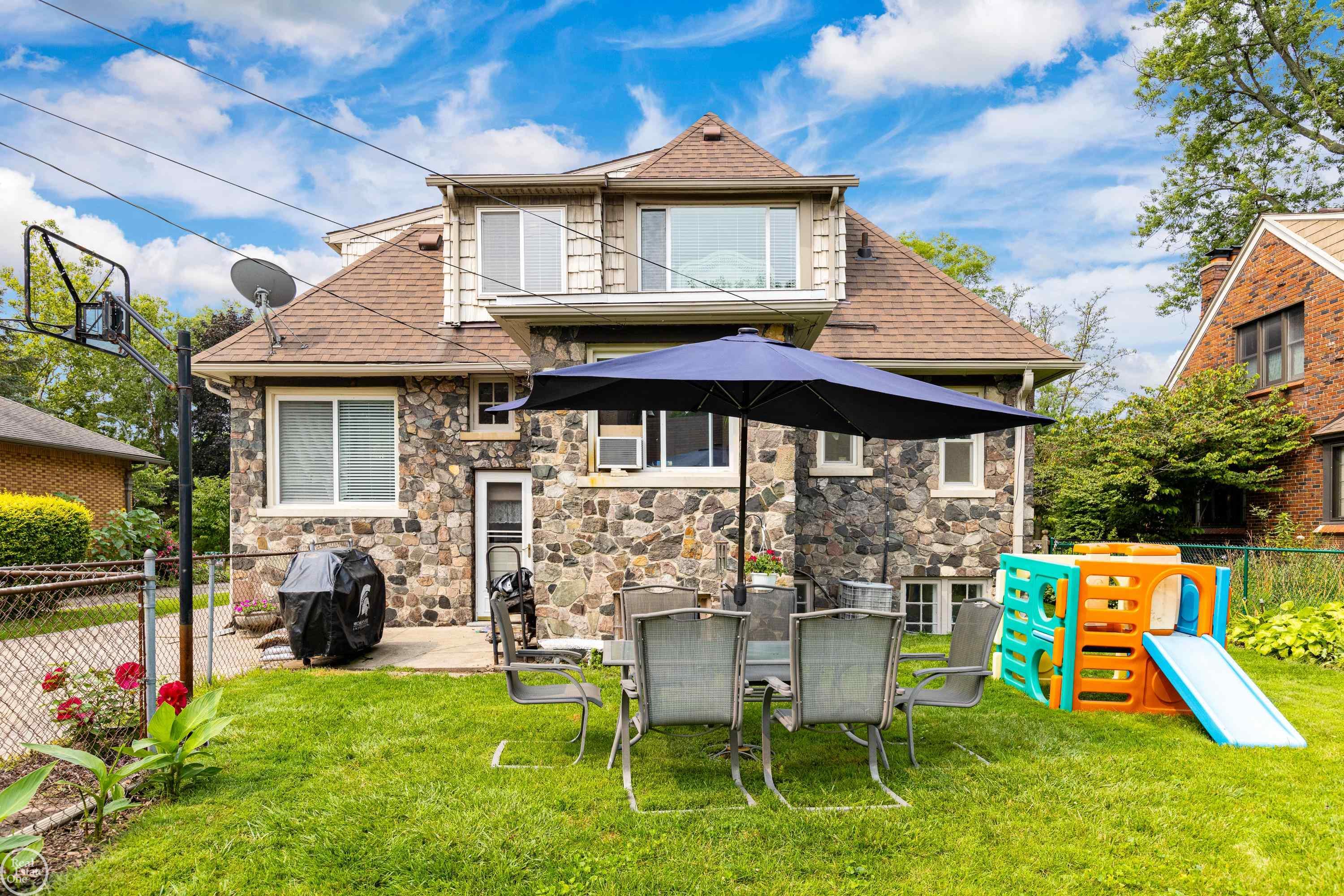 930 Barrington Road Grosse Pointe, MI 48230 - Photo 36 of 40 50130173-345BFC69-A158-41BF-84A5-3FEC53DC2DEA.JPG