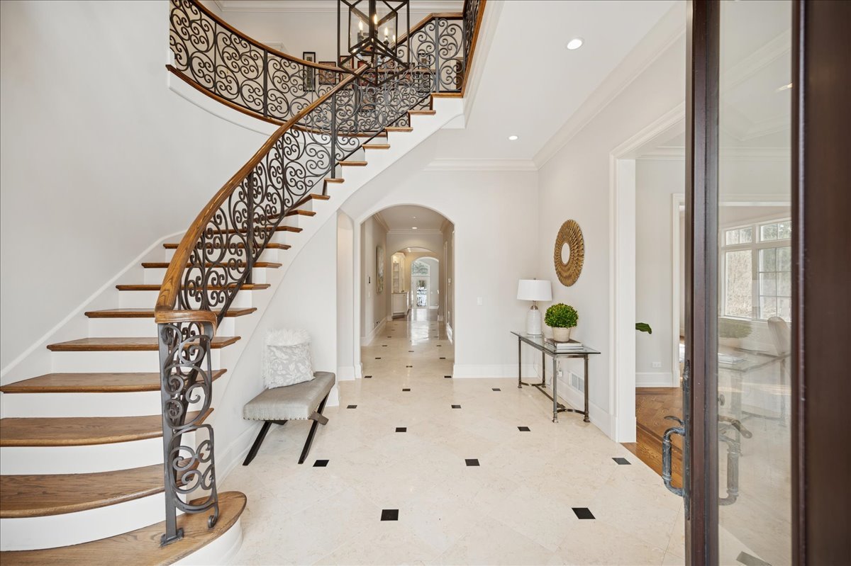 985 Pine Tree Lane Winnetka, IL 60093 - Photo 3 of 60