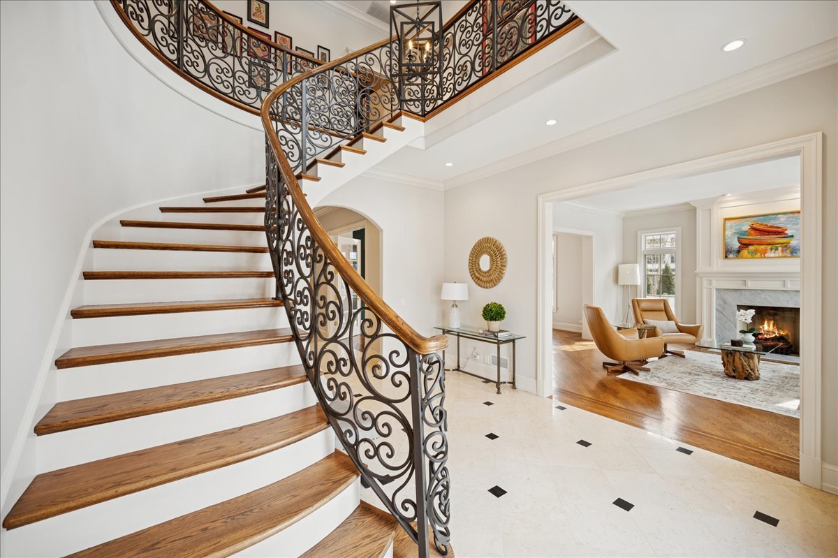 985 Pine Tree Lane Winnetka, IL 60093 - Photo 4 of 60