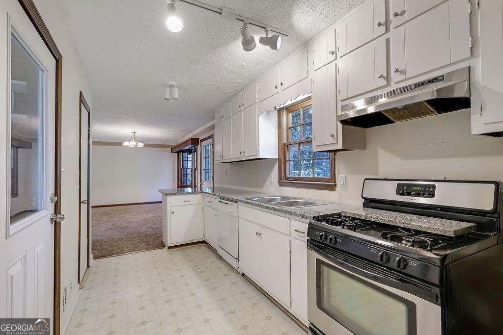 2733 Old Dawsonville Road Gainesville, GA 30506 - Photo 15 of 40 a kitchen with a stove and a refrigerator