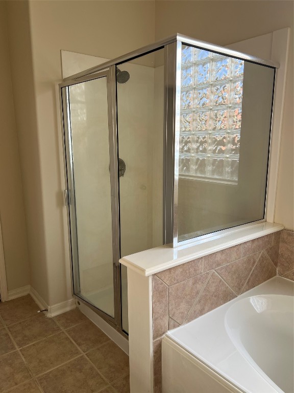 902 Brandy Street Stafford, TX 77477 - Photo 11 of 21 a view of bathroom with bathtub and shower