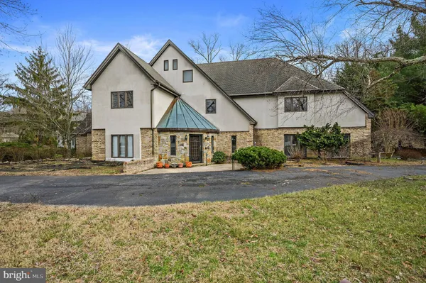 a view of a house with a yard and garage