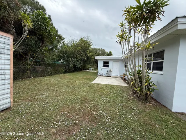 a view of house with a yard
