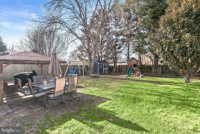 a picture of a wall with a bench