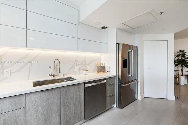 $5,400 | 701 Brickell Key Boulevard, Unit 1110, Miami, FL 33131