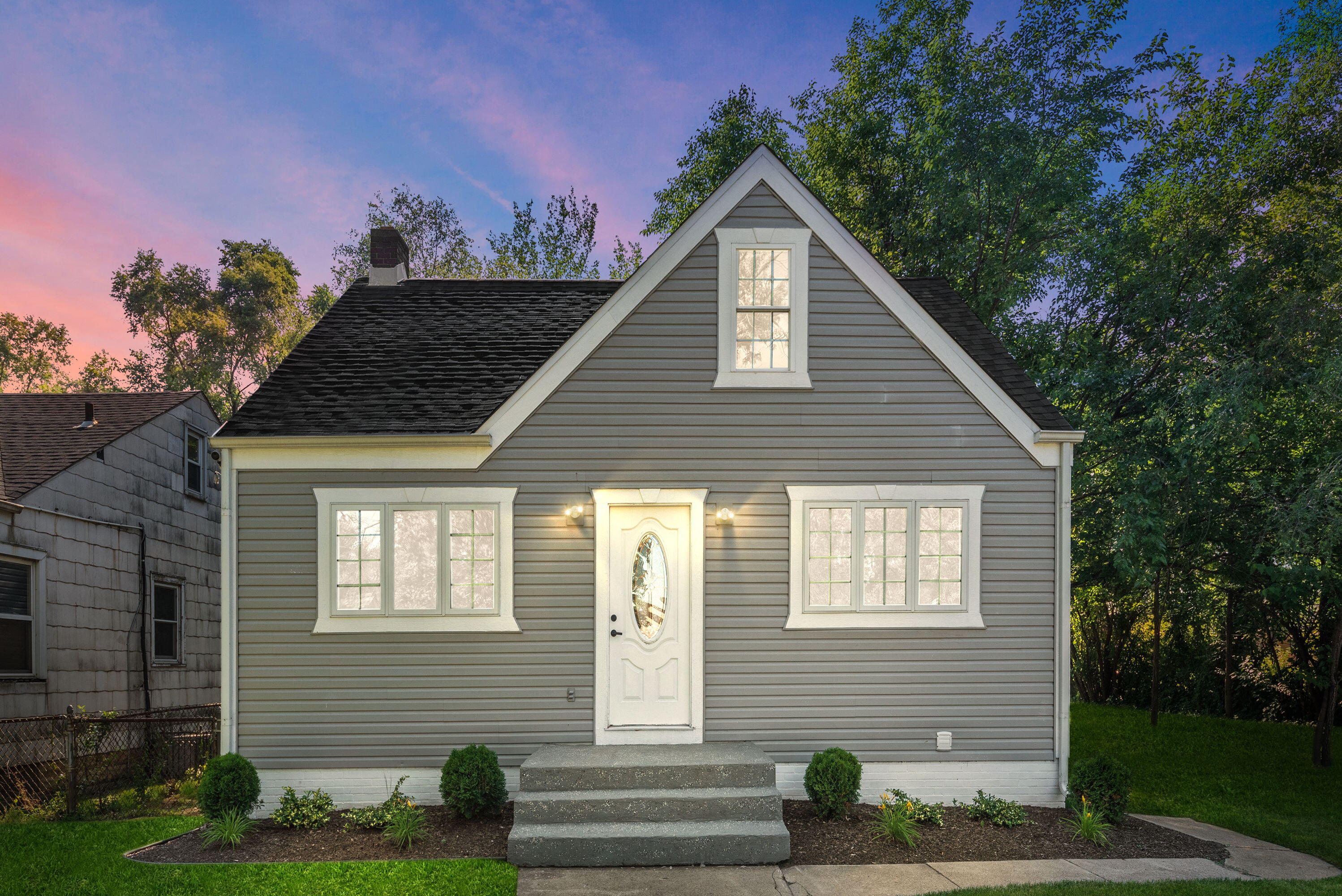 a view of a house with a yard
