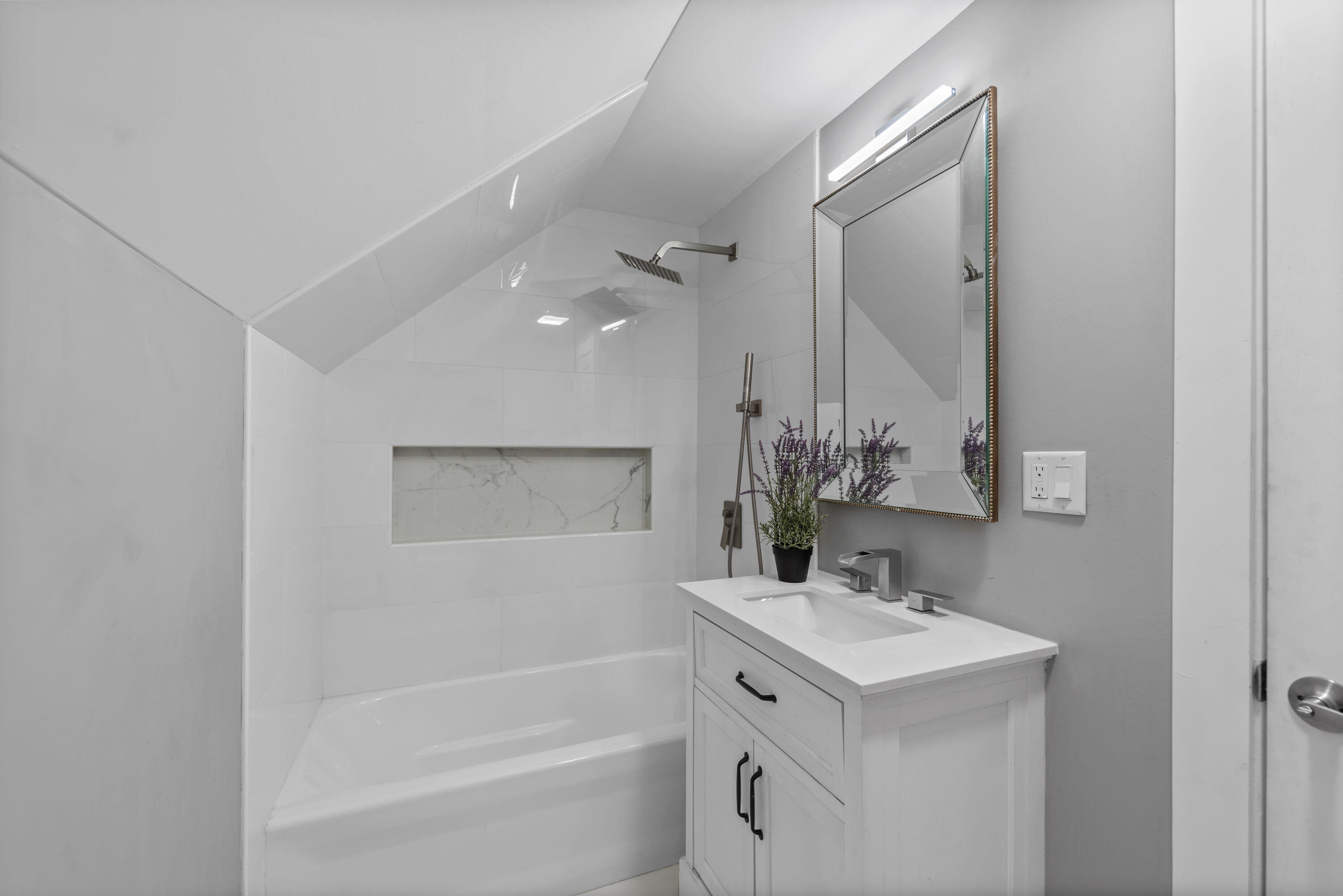 864 Ohio Street Gary, IN 46402 - Photo 15 of 27 a bathroom with a bathtub sink and mirror