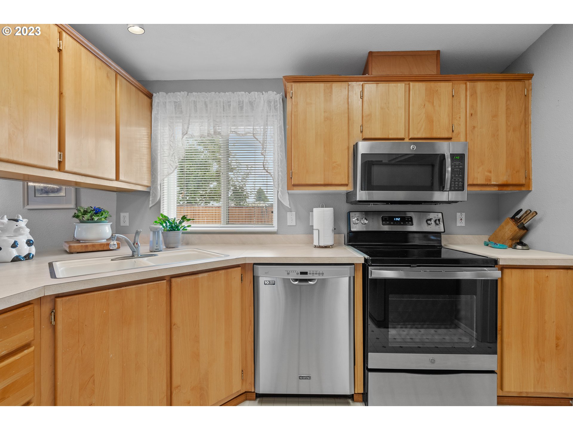 20840 Butteville Road Northeast Donald, OR 97020 - Photo 12 of 40 a kitchen with a stove a sink and a microwave