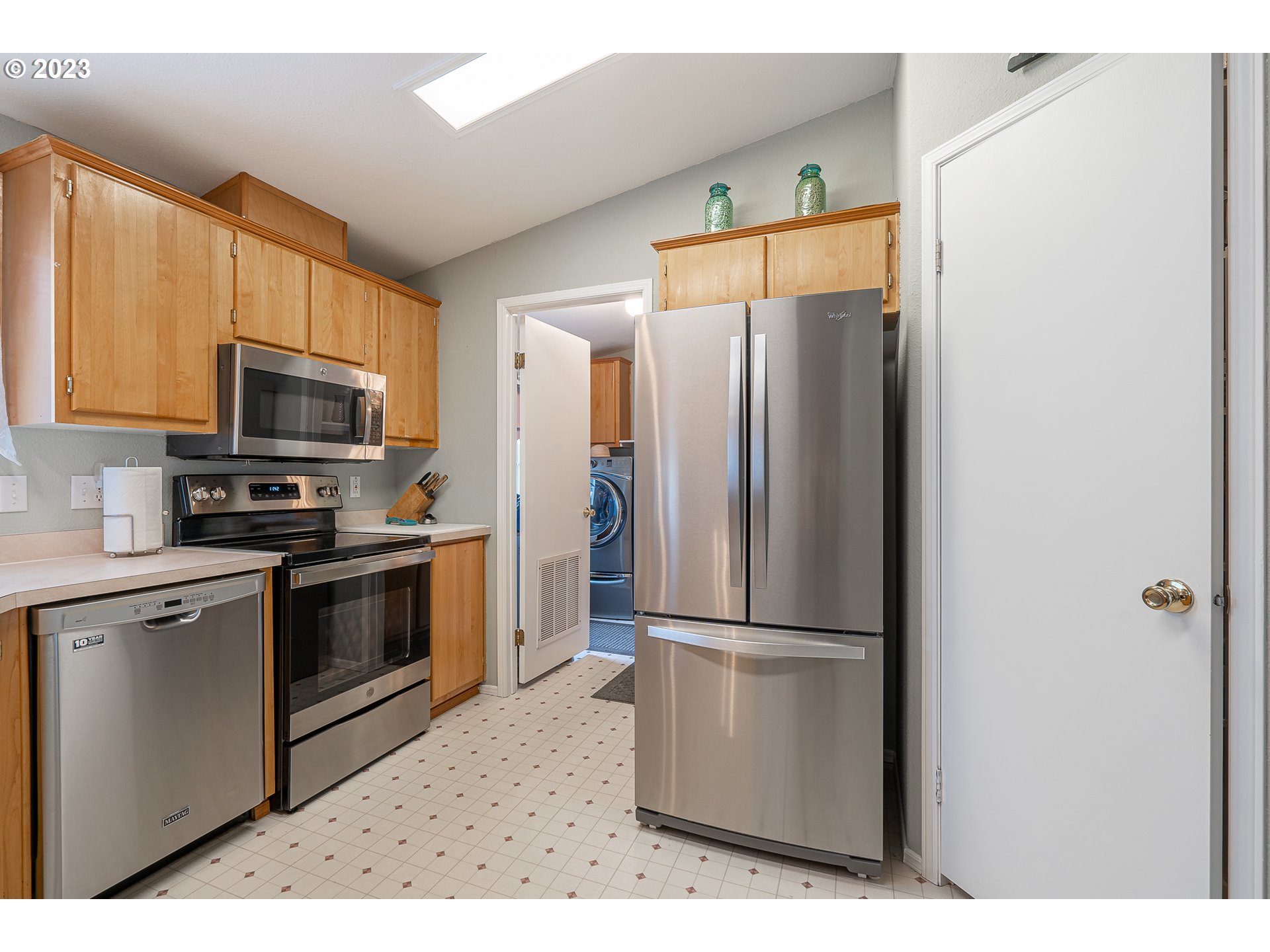 20840 Butteville Road Northeast Donald, OR 97020 - Photo 13 of 40 a kitchen with stainless steel appliances granite countertop a refrigerator microwave and sink