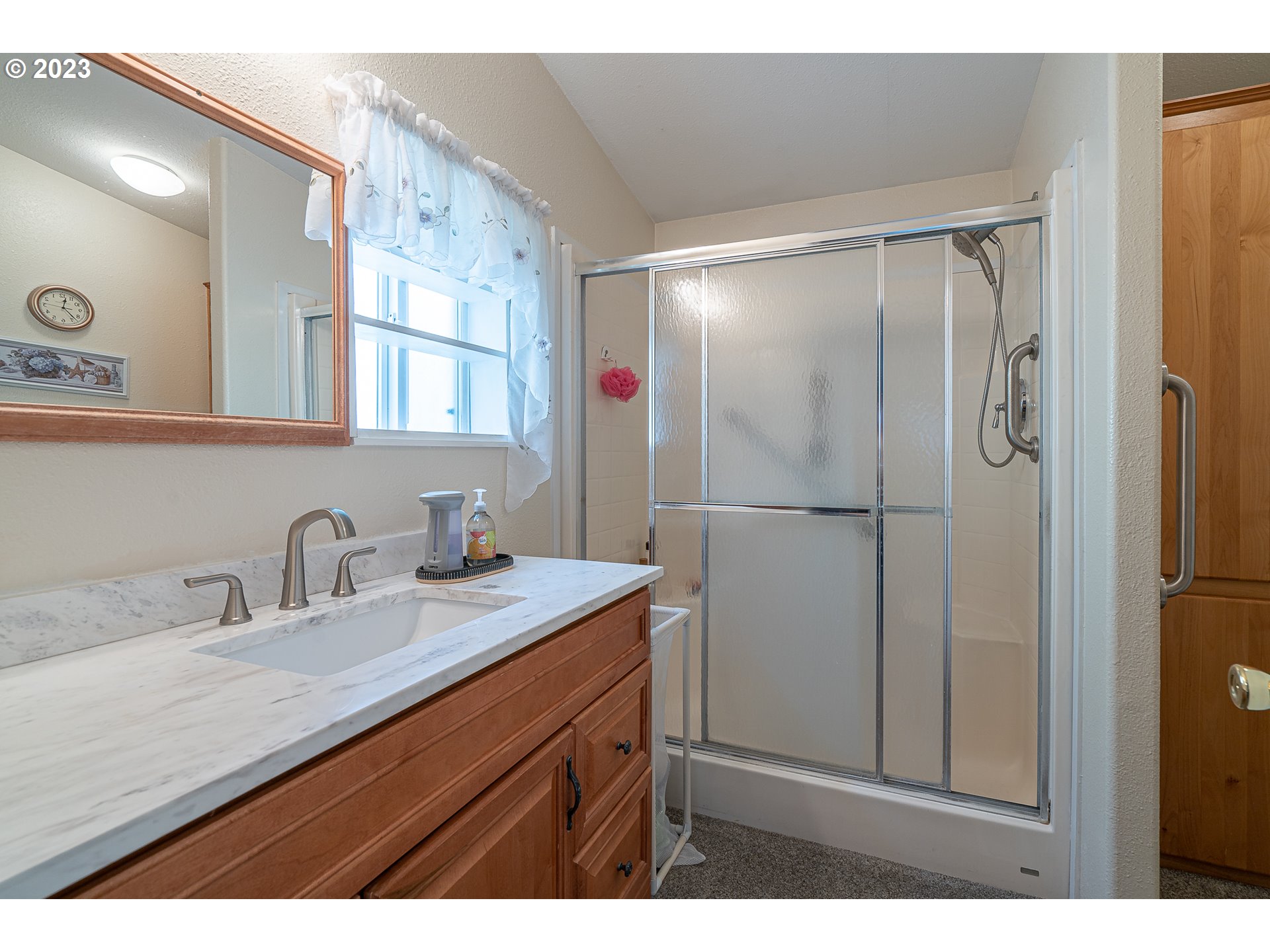 20840 Butteville Road Northeast Donald, OR 97020 - Photo 20 of 40 a kitchen with a refrigerator and a sink