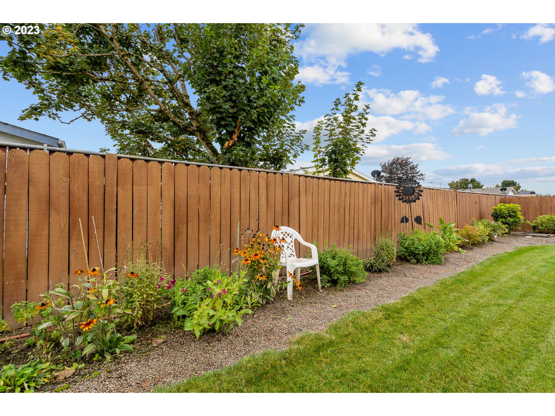 20840 Butteville Road Northeast Donald, OR 97020 - Photo 36 of 40 a backyard with a table and chairs
