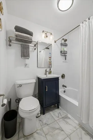$250,000 | 2930 North Sheridan Road, Unit 1009, Chicago, IL 60657