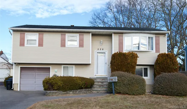 $749,999 | 528 14th Street, West Babylon, NY 11704