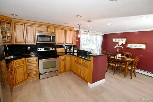 $749,999 | 528 14th Street, West Babylon, NY 11704