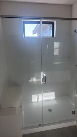 en empty room with windows and ceiling fan