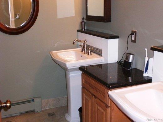 300 Pine Tree Road Lake Orion, MI 48362 - Photo 10 of 13 UPPER MAIN BATH