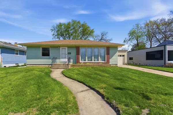 $289,900 | 2833 Parkway Drive, Highland, IN 46322