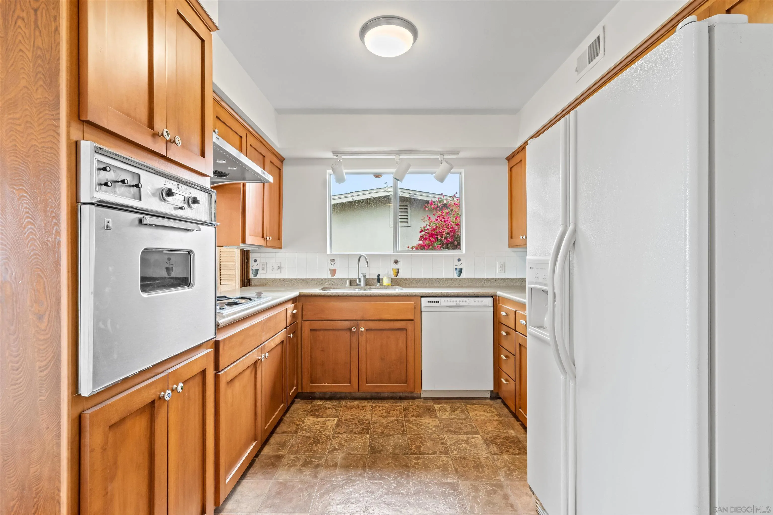 5877 Soledad Mountain Road La Jolla, CA 92037 - Photo 15 of 33 Kitchen