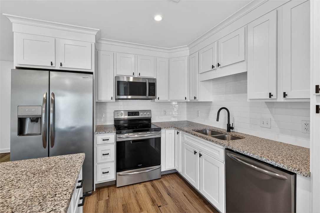 100 Blair Road, Unit E5 St. Simons Island, GA 31522 - Photo 8 of 34 Kitchen