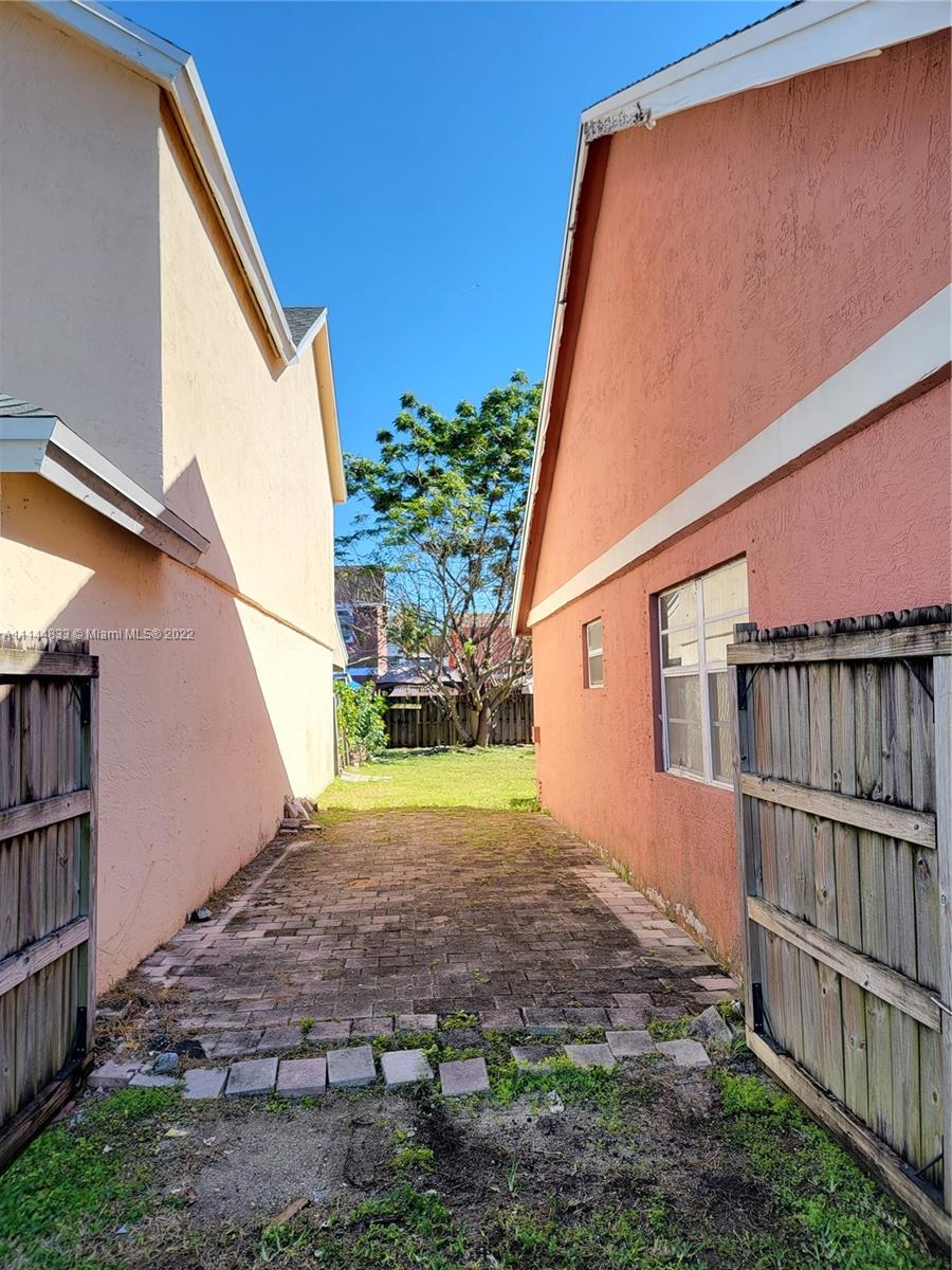 25053 Southwest 129th Place Homestead, FL 33032 - Photo 15 of 23