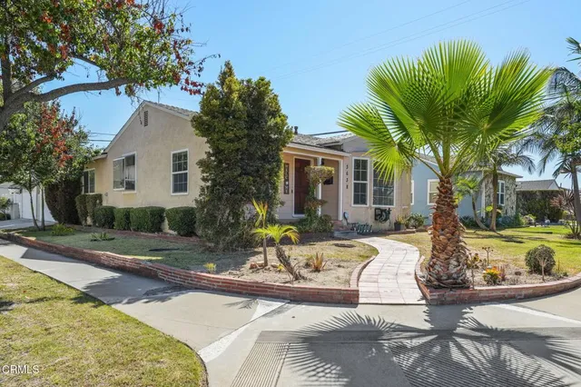 a view of a house with backyard and sitting area