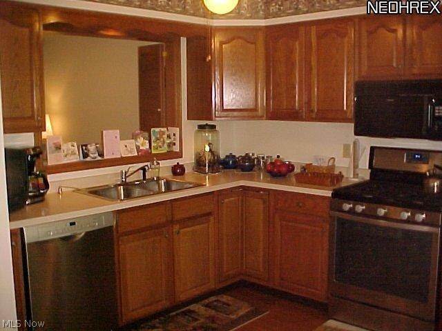 39284 Chestnut Ridge Road Elyria, OH 44035 - Photo 2 of 21 Plenty of cabinets and counter tops.