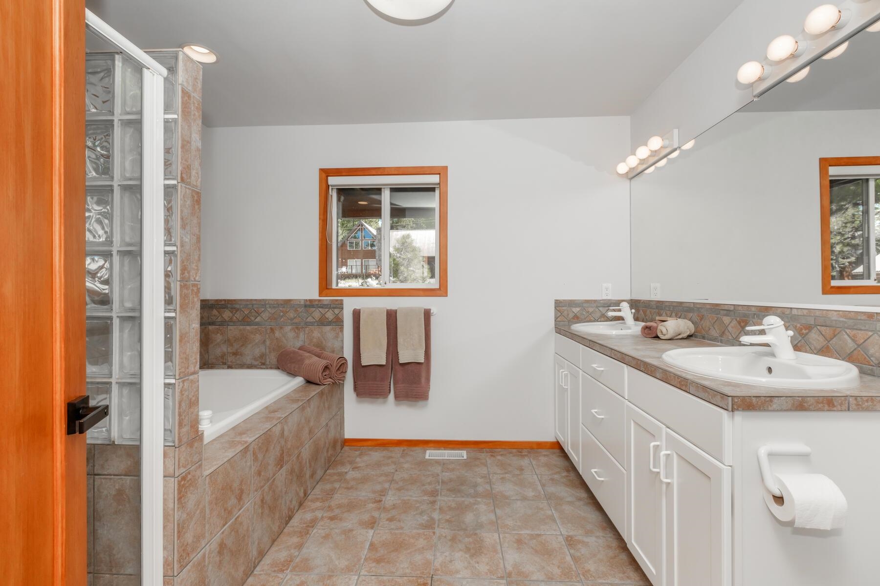 13213 Roundhill Drive Truckee, CA 96161 - Photo 9 of 21 a bathroom with a sink a mirror and a bathtub