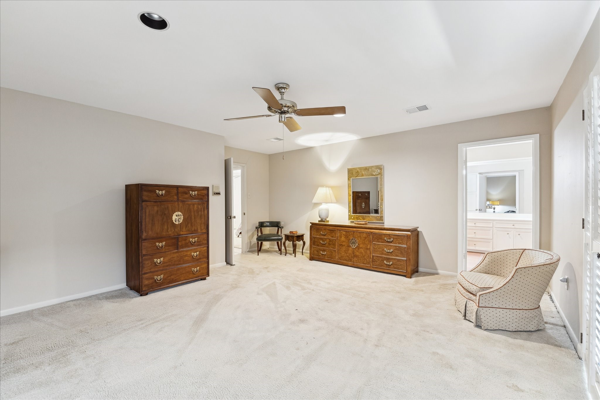 306 Commodore Way Houston, TX 77079 - Photo 19 of 33 a living room with furniture and a ceiling fan