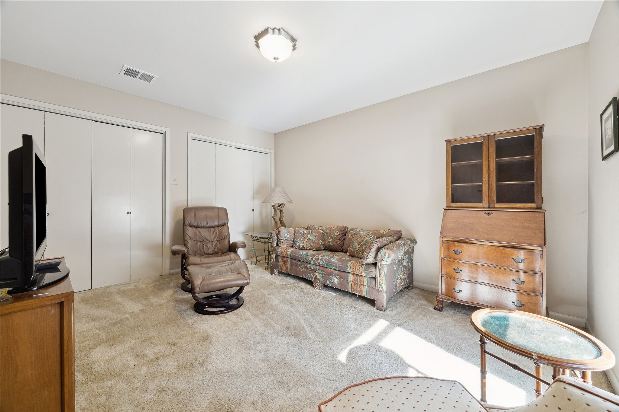 306 Commodore Way Houston, TX 77079 - Photo 24 of 33 a living room with furniture and a flat screen tv